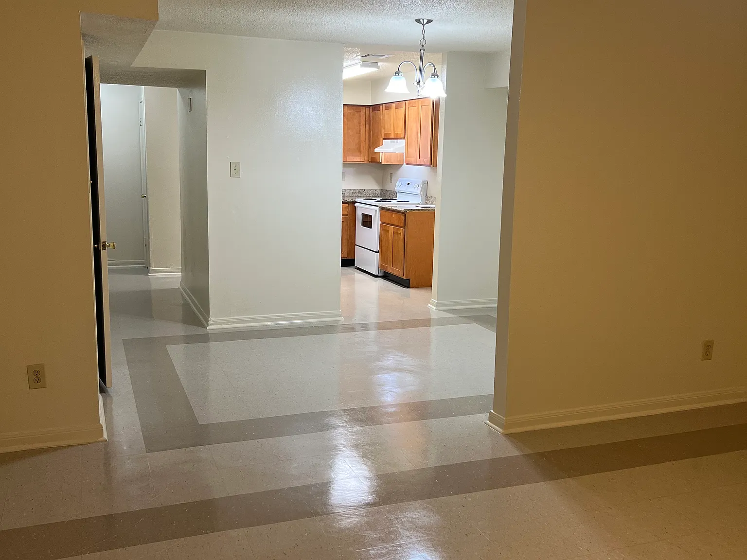 3 bed, 2.5 bath, 1350 sqft, $1,350 — Photo 3
