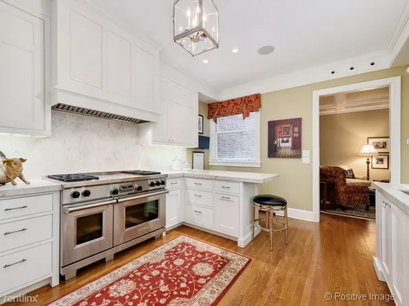 39 E Schiller St #8, Chicago, IL 60610