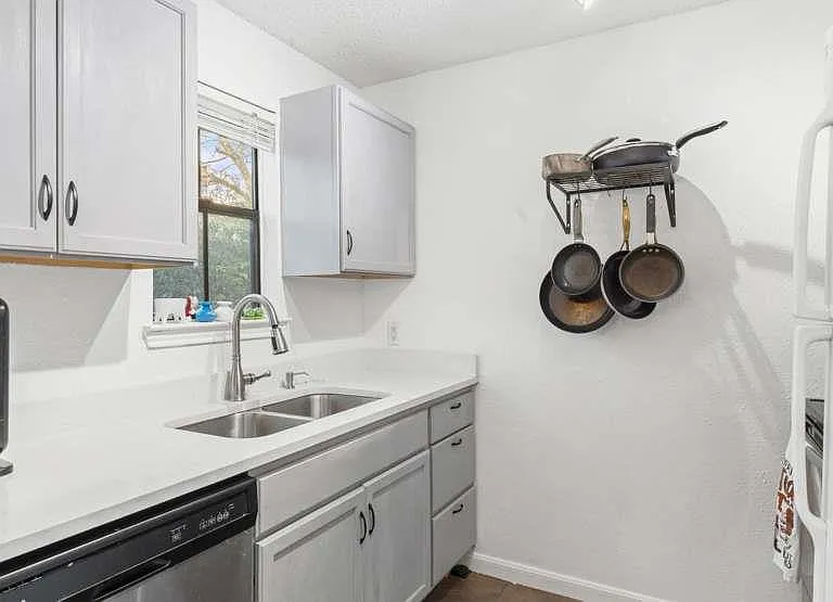 712 W 21st St #203 — Photo 4