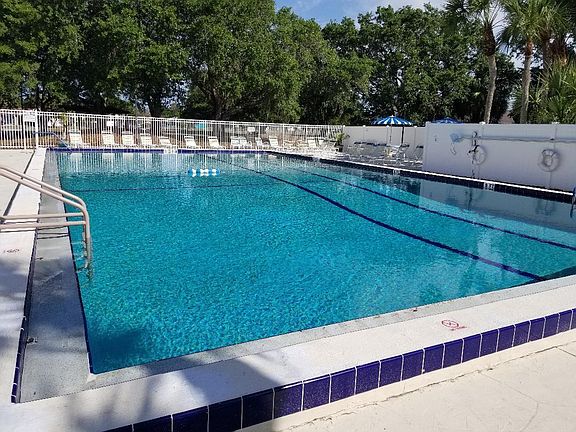 swimming pool at Jockey club
