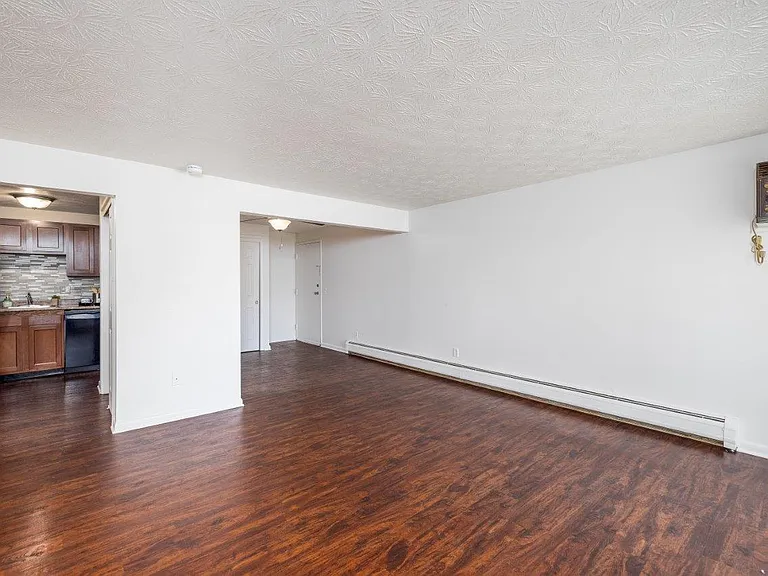 Webster Manor Apartment Homes — Photo 11
