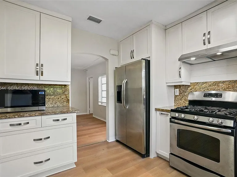 2460 SW 24th St — Photo 31