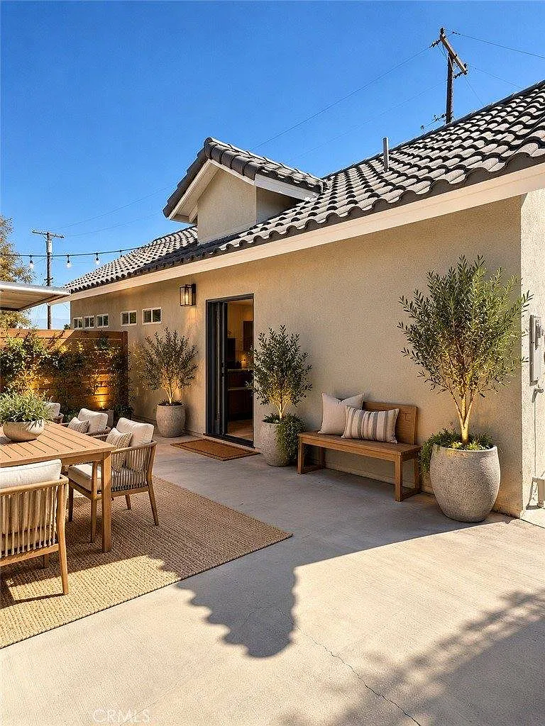 2 bed, 850 sqft, $2,600 — Photo 1