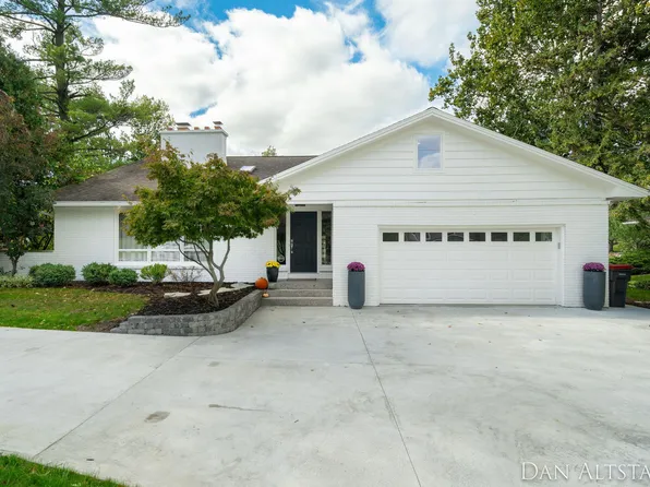 211 Greenbrier Dr SE, Grand Rapids, MI 49546
