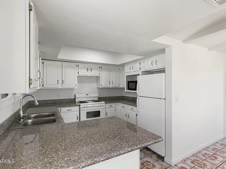 919 N Gilbert Ave — Photo 13