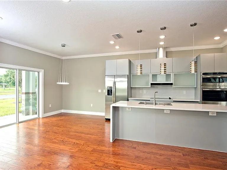 1927 Greenbriar Ter — Photo 2