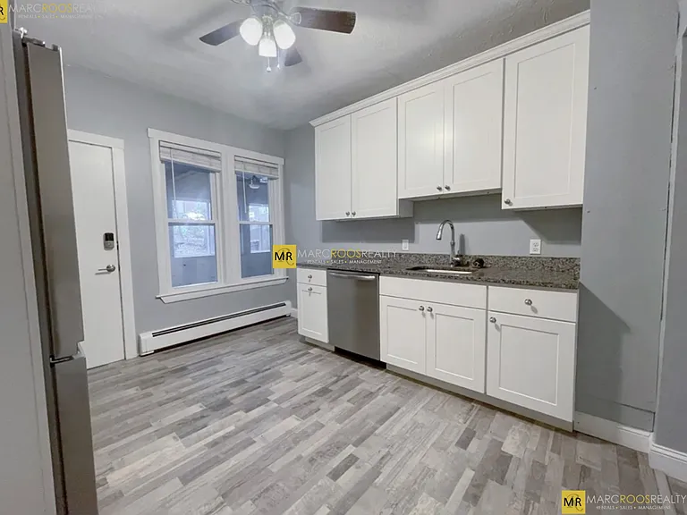 819 E 2nd St #3 — Photo 2
