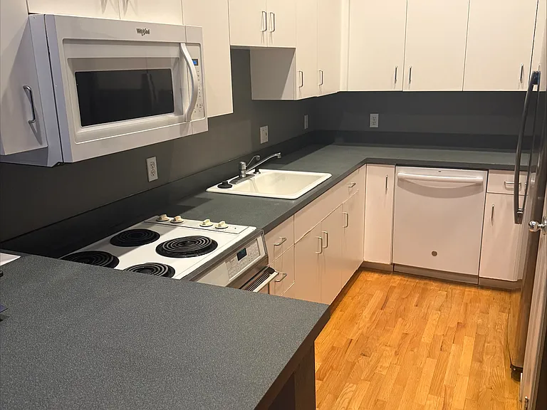 1009 NW Hoyt St #103 — Photo 3