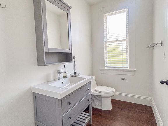 5th image of 2646 Newton Ave #106