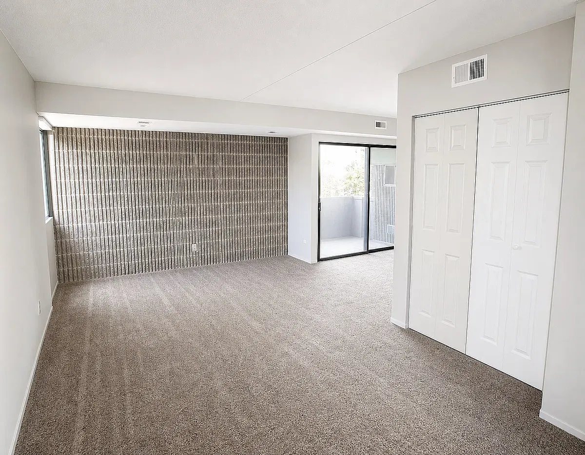 2 bed, 695 sqft, $1,600 — Photo 2