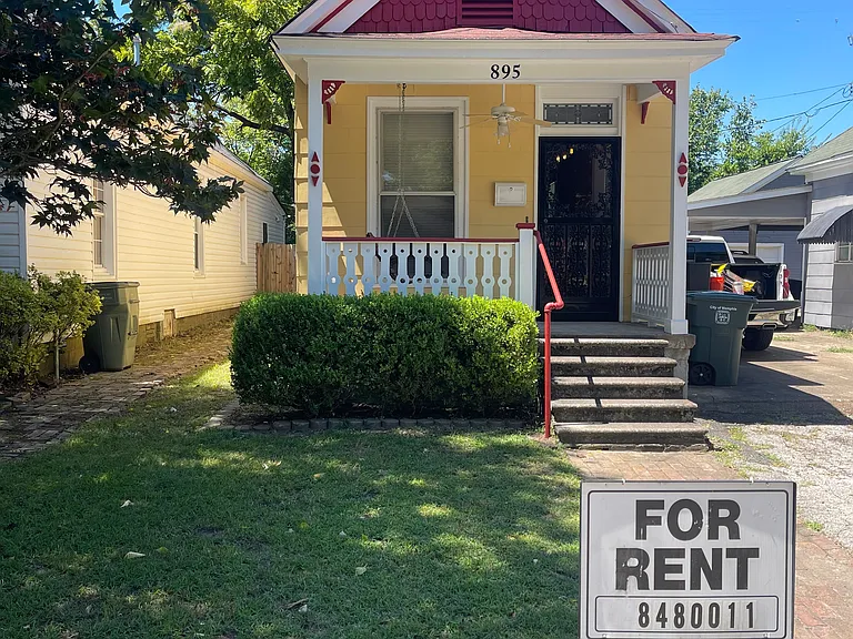 895 Blythe St — Photo 1