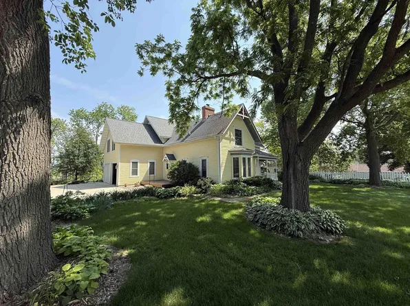 407 W North St, Calmar, IA 52132