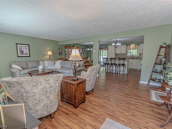 4th image of 20516 Village Green Dr