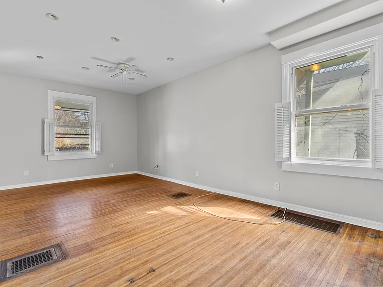285 Richard St — Photo 8