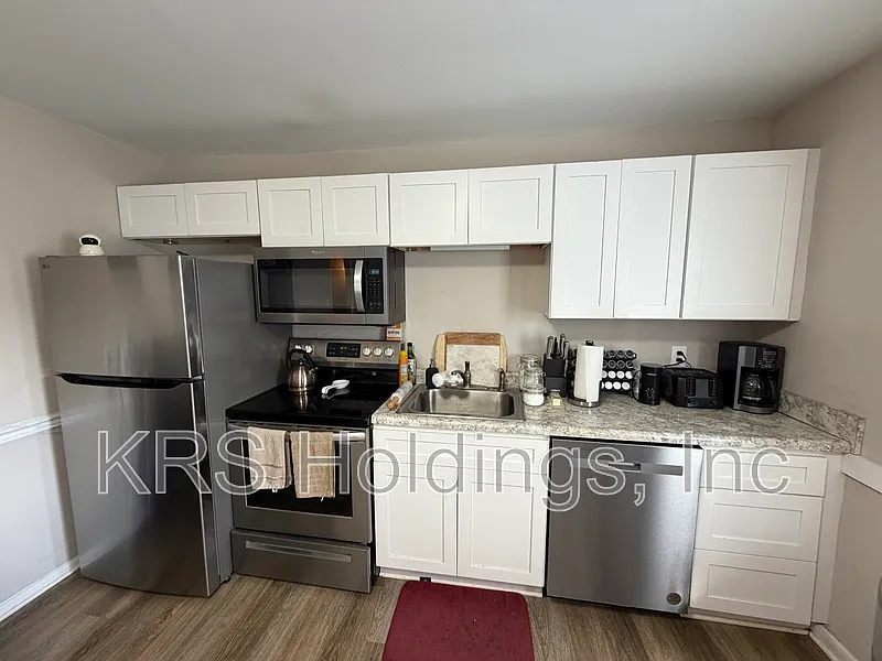 3 bed, 1.0 bath, 1023 sqft, $1,600 — Photo 3