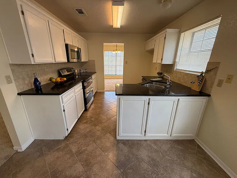 1815 Diana Ln — Photo 12
