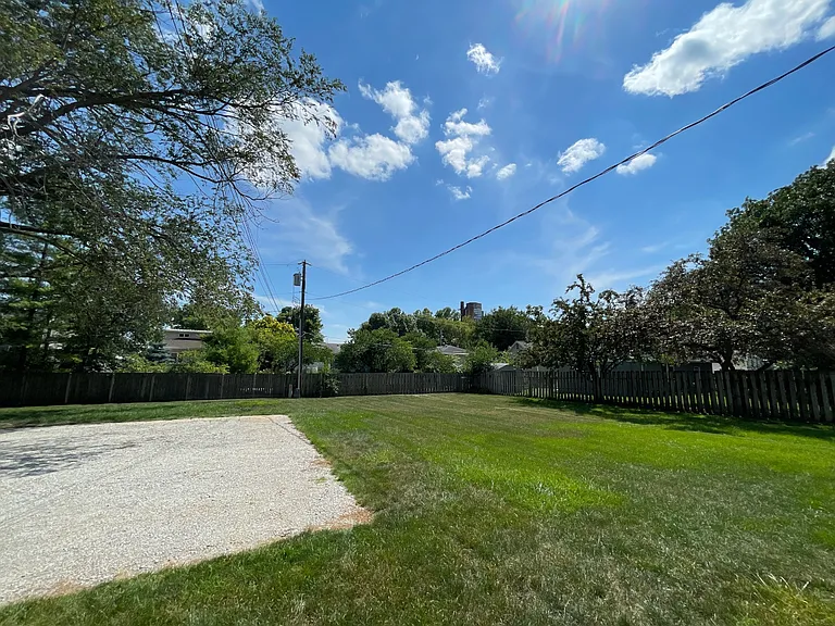 324 E 7th St #2 — Photo 16