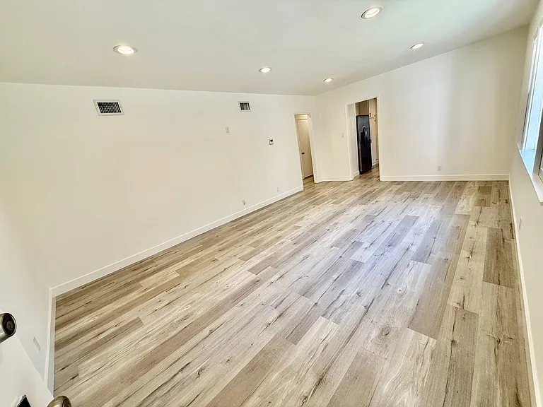 449 Oakhurst — Photo 5