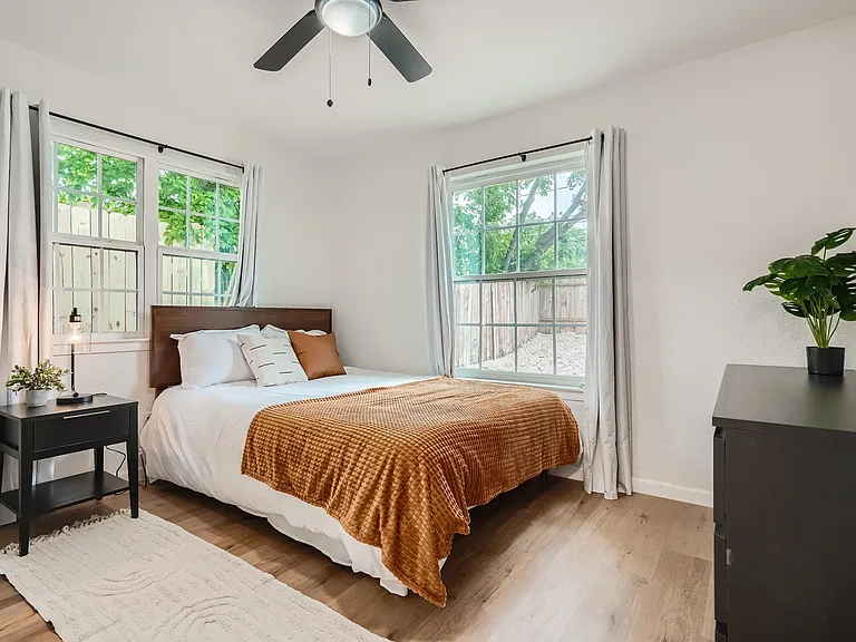 306 E Powell Ln — Photo 14