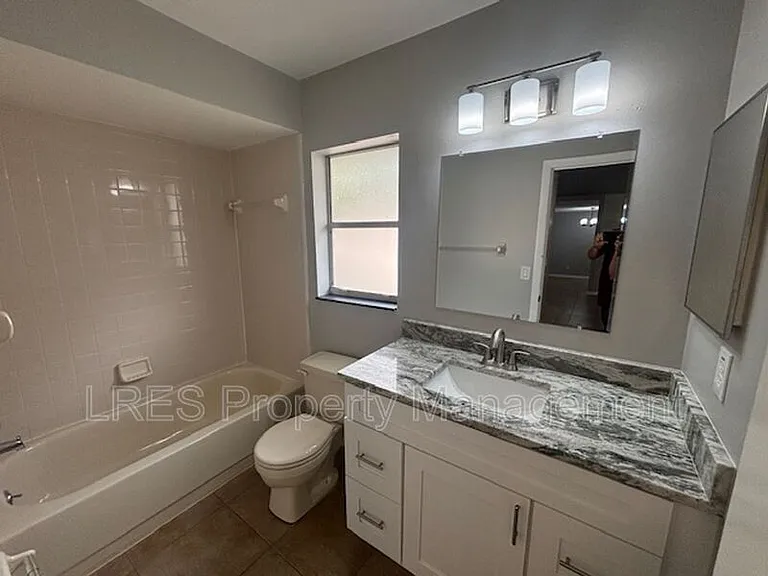 1004 Stout Ct — Photo 24