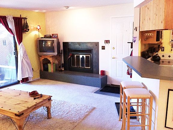 Living Room - Real fireplace!