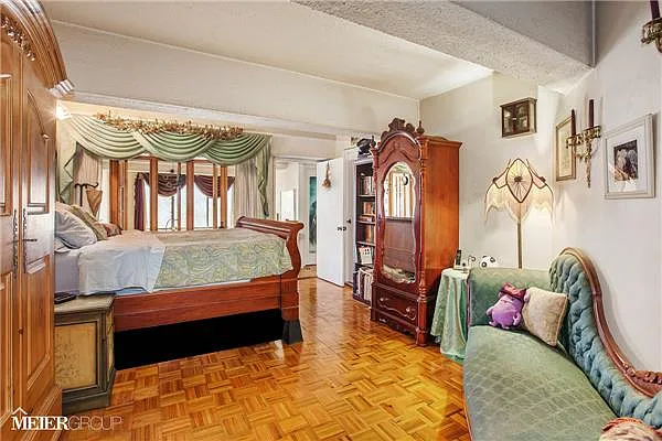 Sold by R New York | media 16