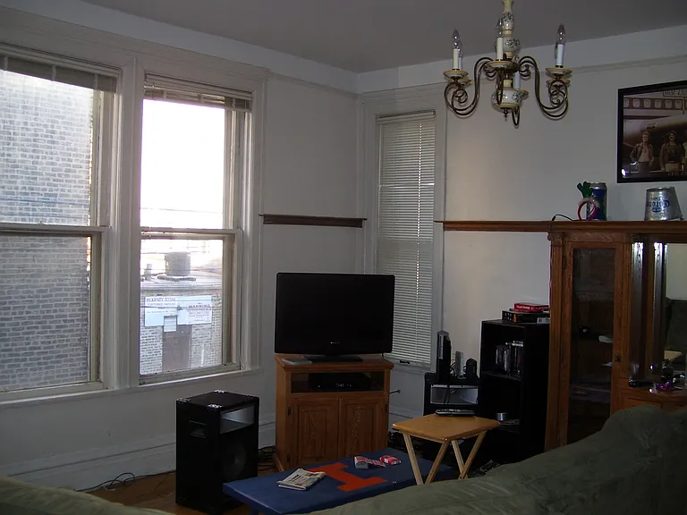 1015 W Newport Ave — Photo 6