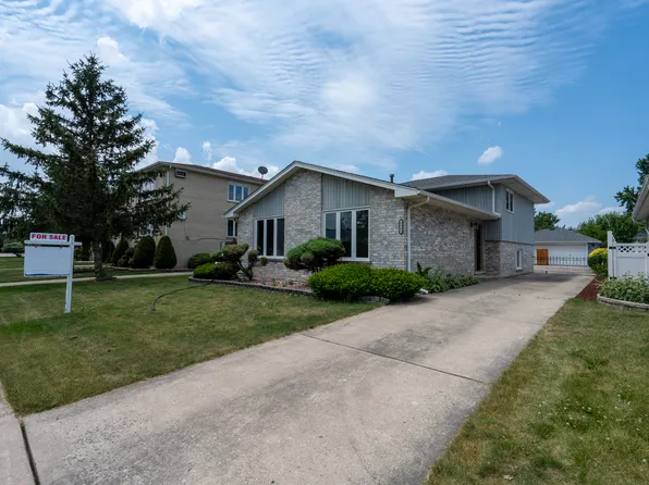 8642 Menard Ave, Burbank, IL 60459