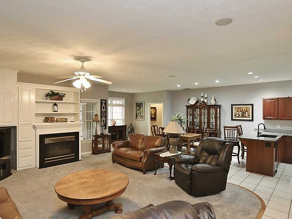 3rd image of 2701 Malibu Dr