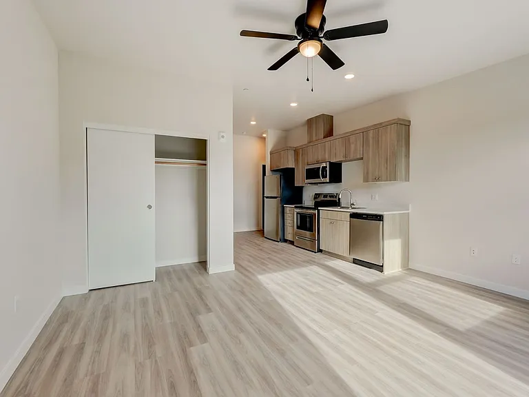 Vibrant Studio Apartment - Belmont St — Photo 18