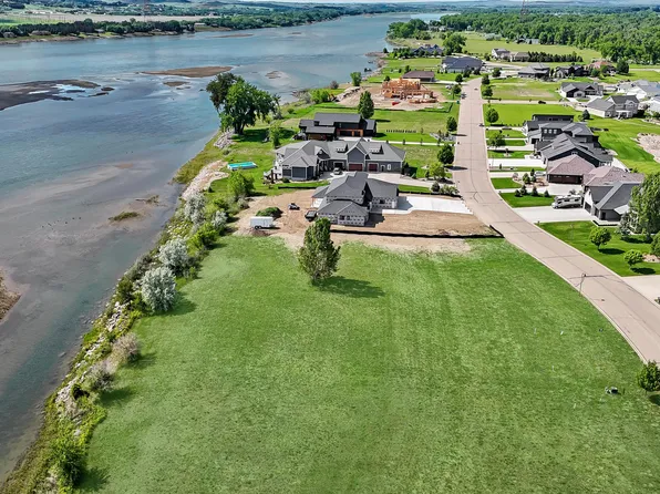 6116 Misty Waters Dr, Bismarck, ND 58503