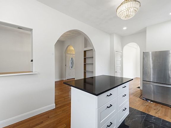 4th image of 222 Hamilton St