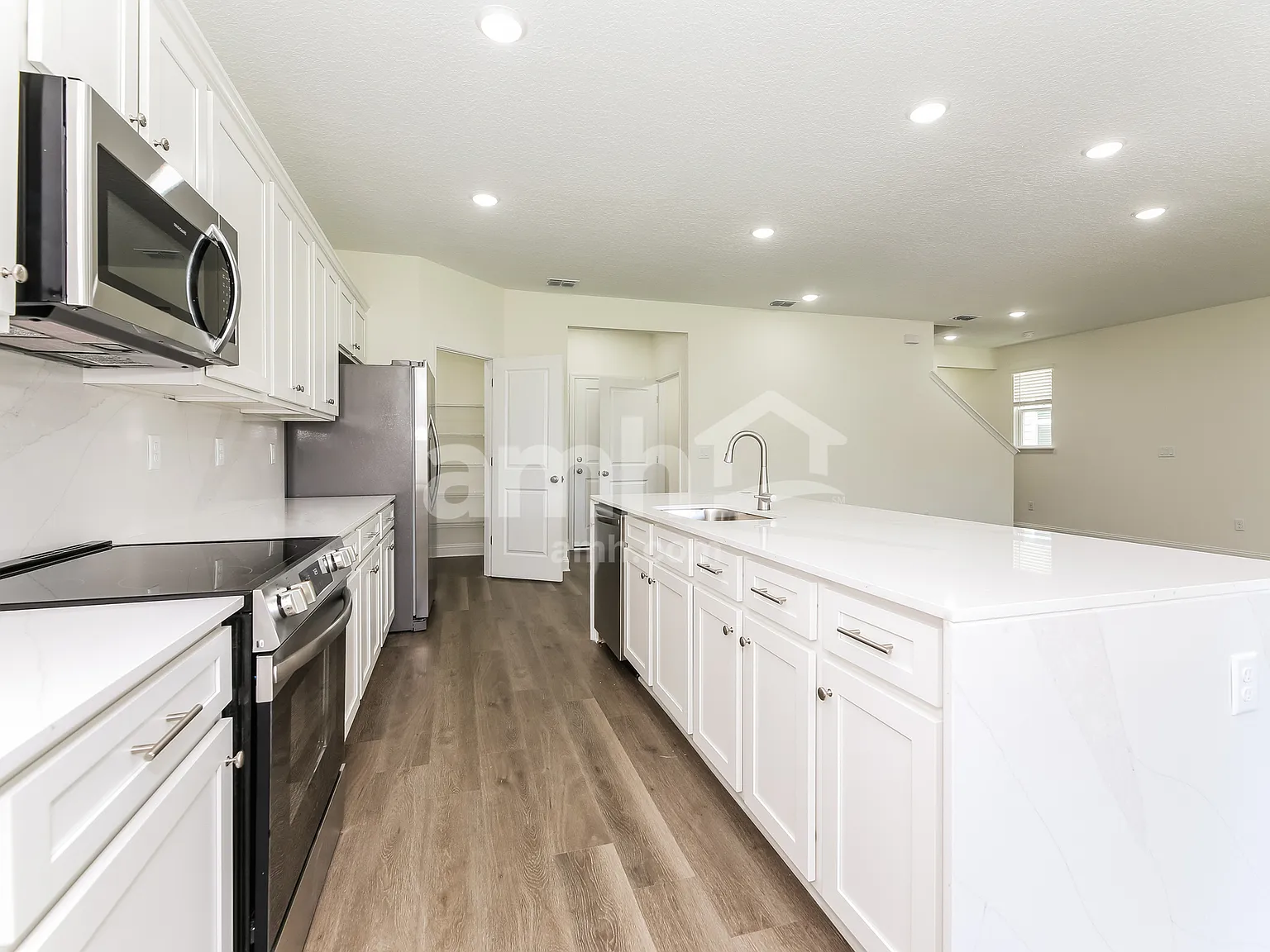 5 bed, 3.5 bath, 2440 sqft, $2,720 — Photo 4