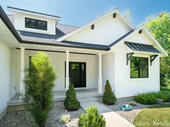 4664 6th St, Caledonia, MI 49316