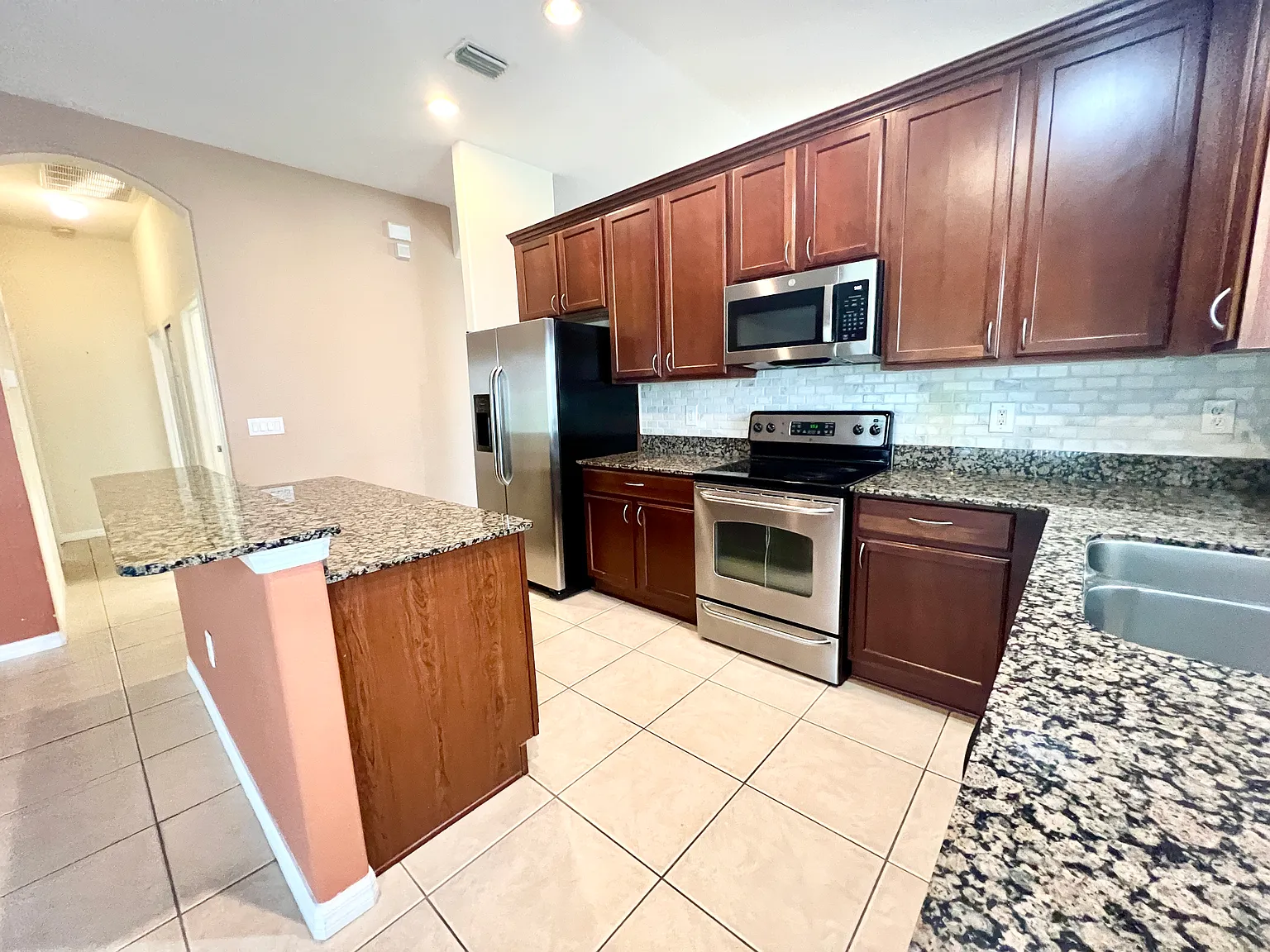 3 bed, 2045 sqft, $2,425 — Photo 3