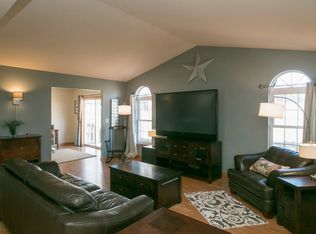 415 Prairie View Cir, Fairfax, IA 52228