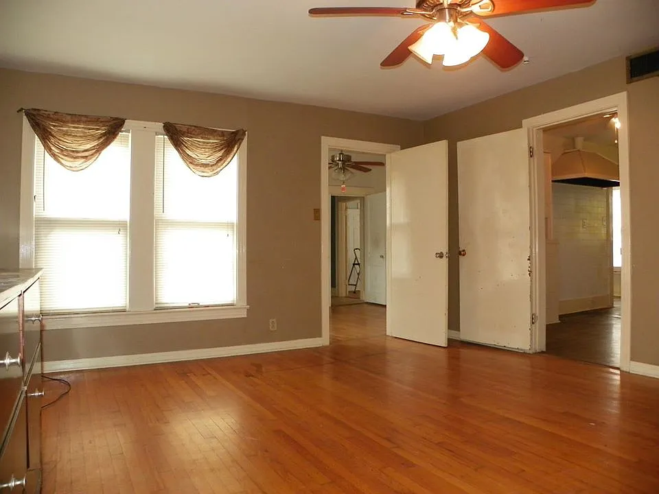 404 Stella Street - 1 — Photo 2