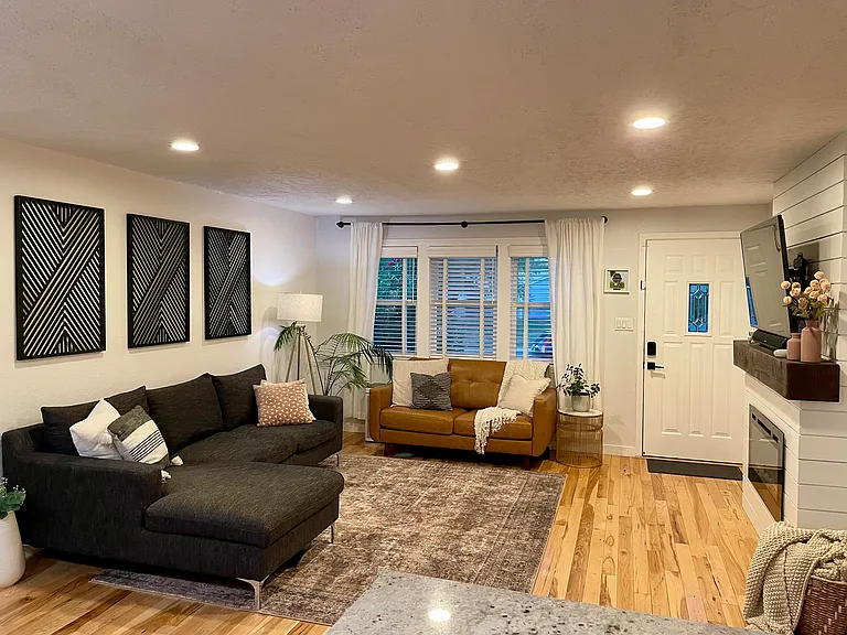 1237 E Victory Rd — Photo 3