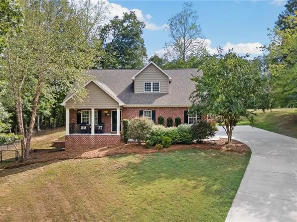 822 Montgomery Ct, Walnut Cove, NC 27052