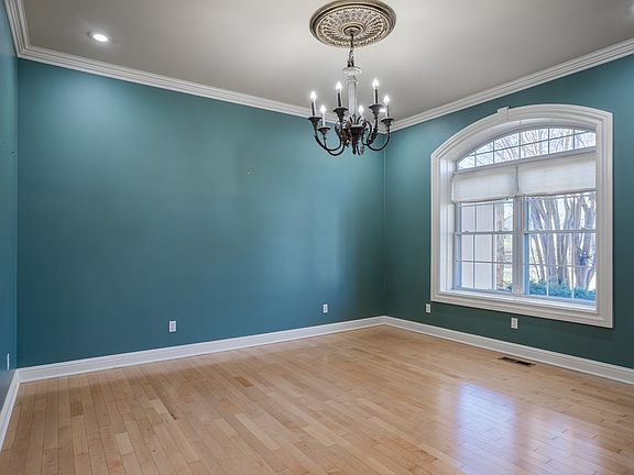 5th image of 700 Country Club Ln
