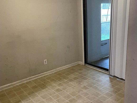 5th image of 334 Dorchester Manor Blvd