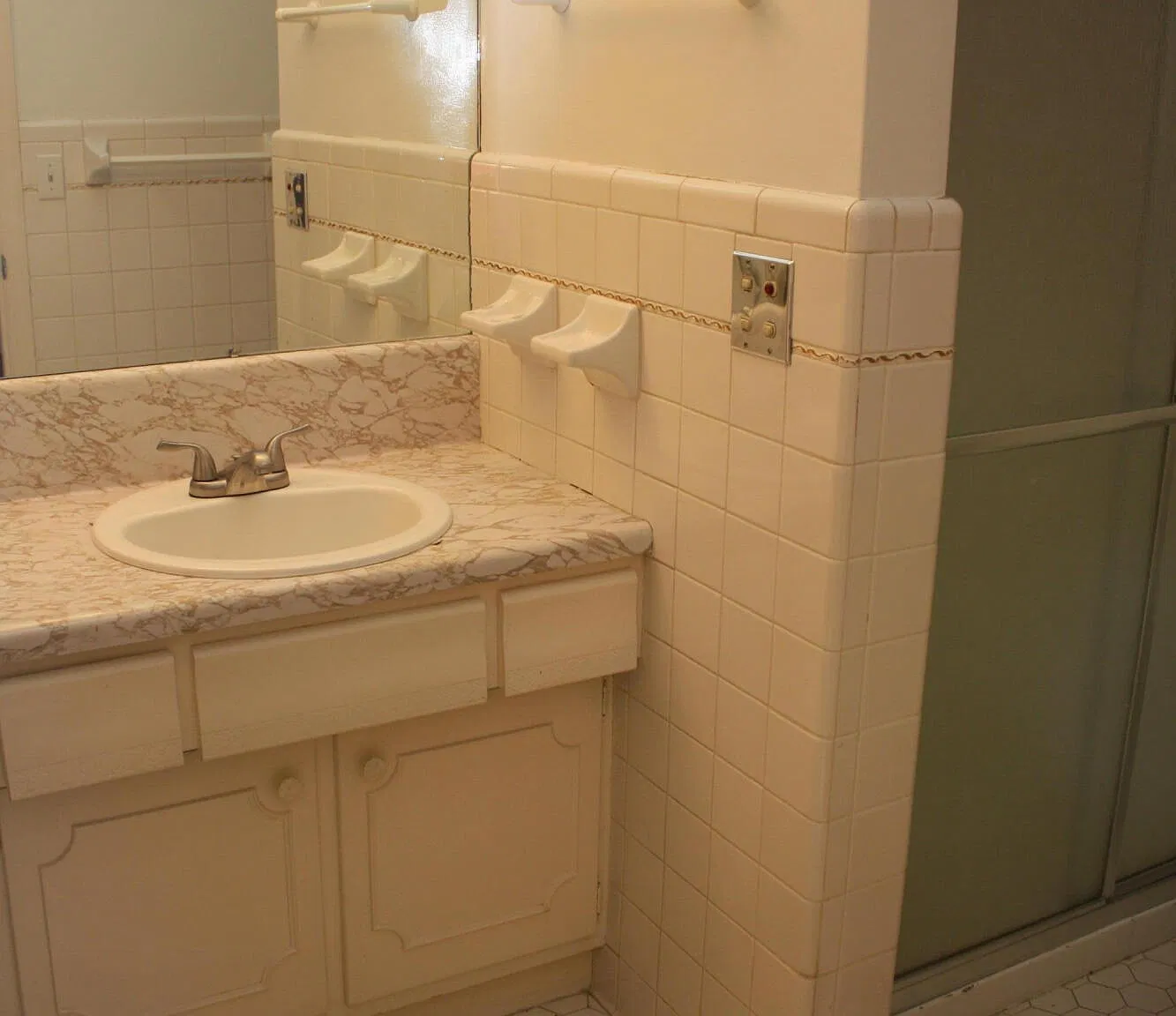 3 bed, 2.0 bath, 3275 sqft, $2,450 — Photo 3