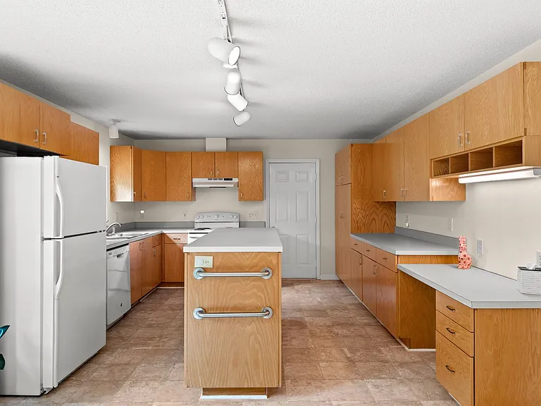 720 Marthas Chapel Rd — Photo 6
