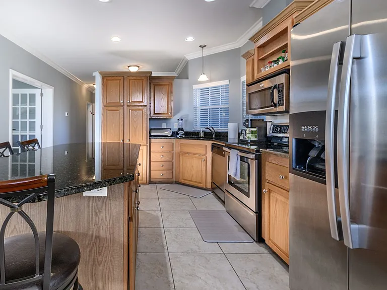 2 Emden Cir — Photo 13