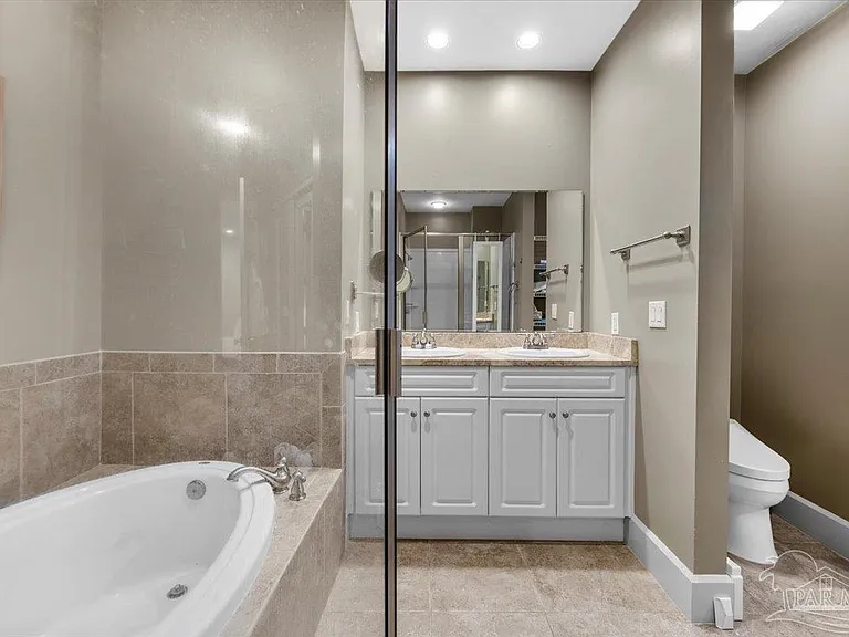 214 W La Rua St — Photo 17
