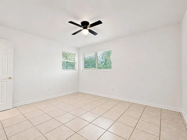 921 Marion St — Photo 11