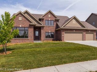2911 152nd St, Urbandale, IA 50323