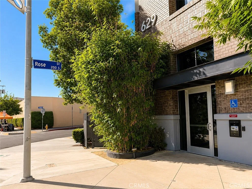 2 bed, 1290 sqft, $3,900 — Photo 4
