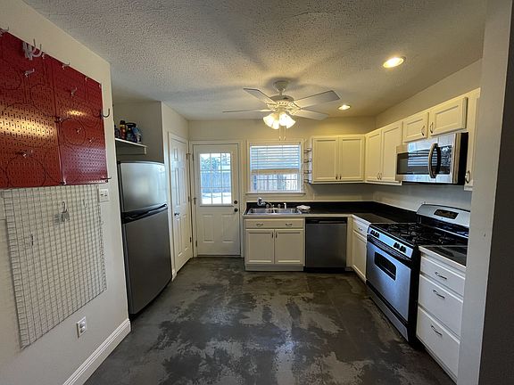 3rd image of 7821 Hickory St