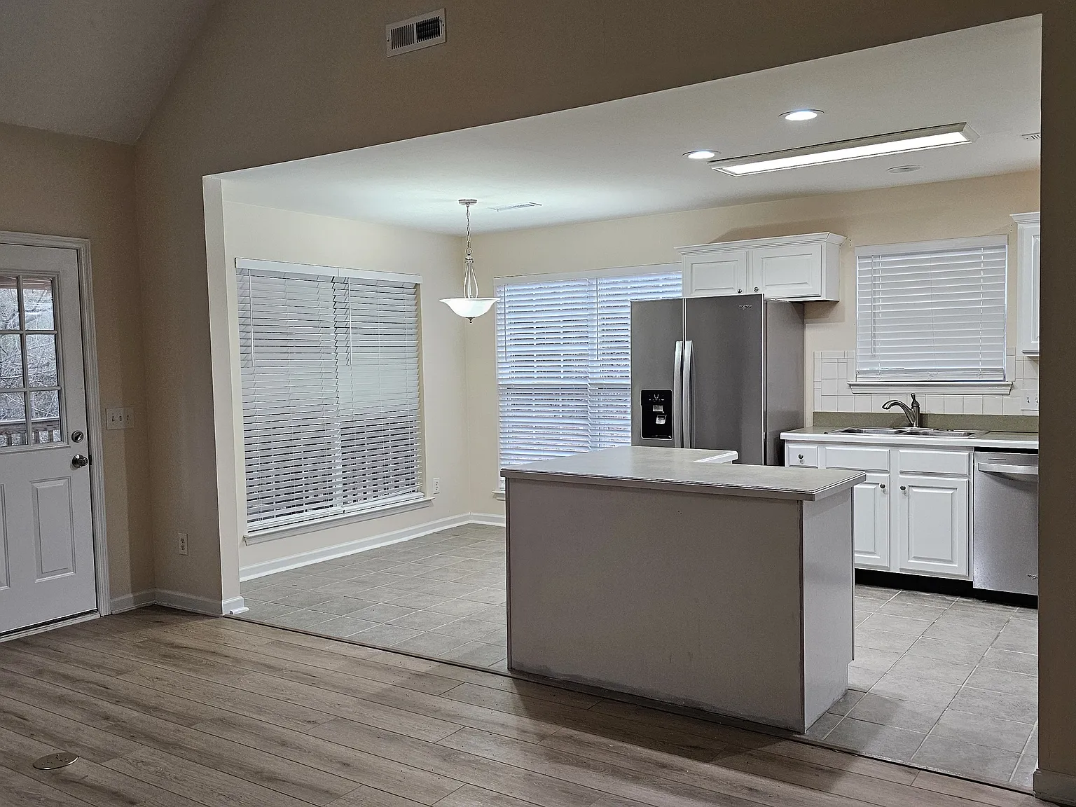 4 bed, 1600 sqft, $2,550 — Photo 4